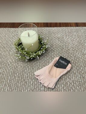 NWT TOESOX Light Pink Five-Toe Low-Cut Grip Socks